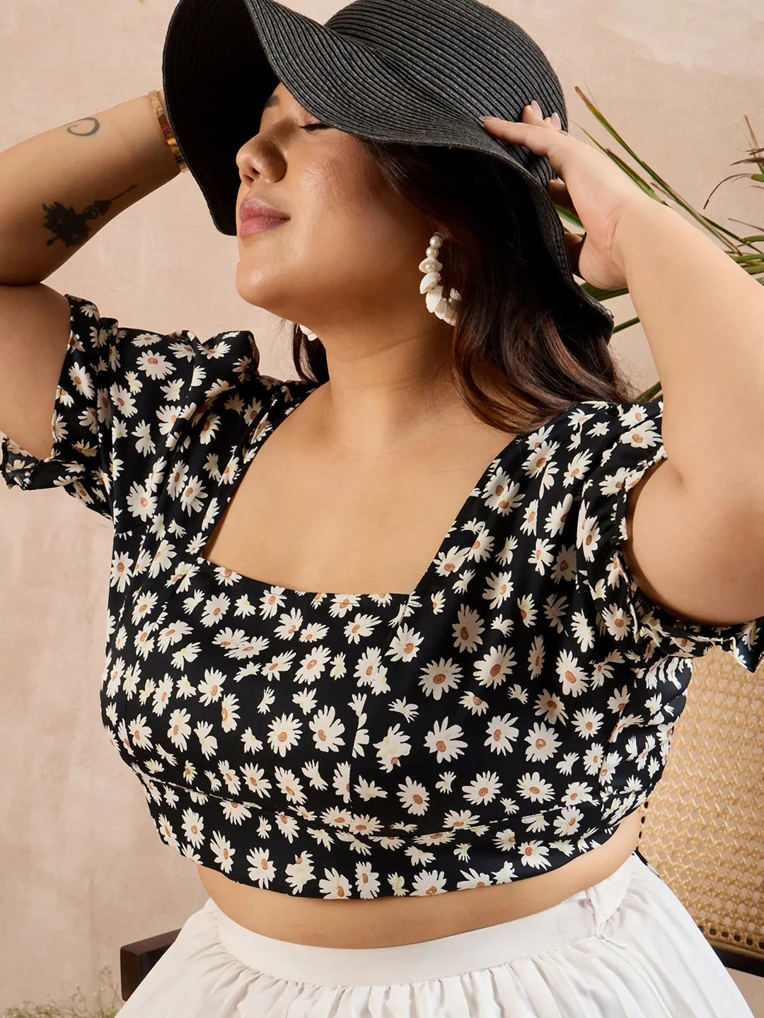 Berrylush Curve Women Black & White Floral Printed Square Neck Puff Sleeves Backless Tie-Up Cropped Top
