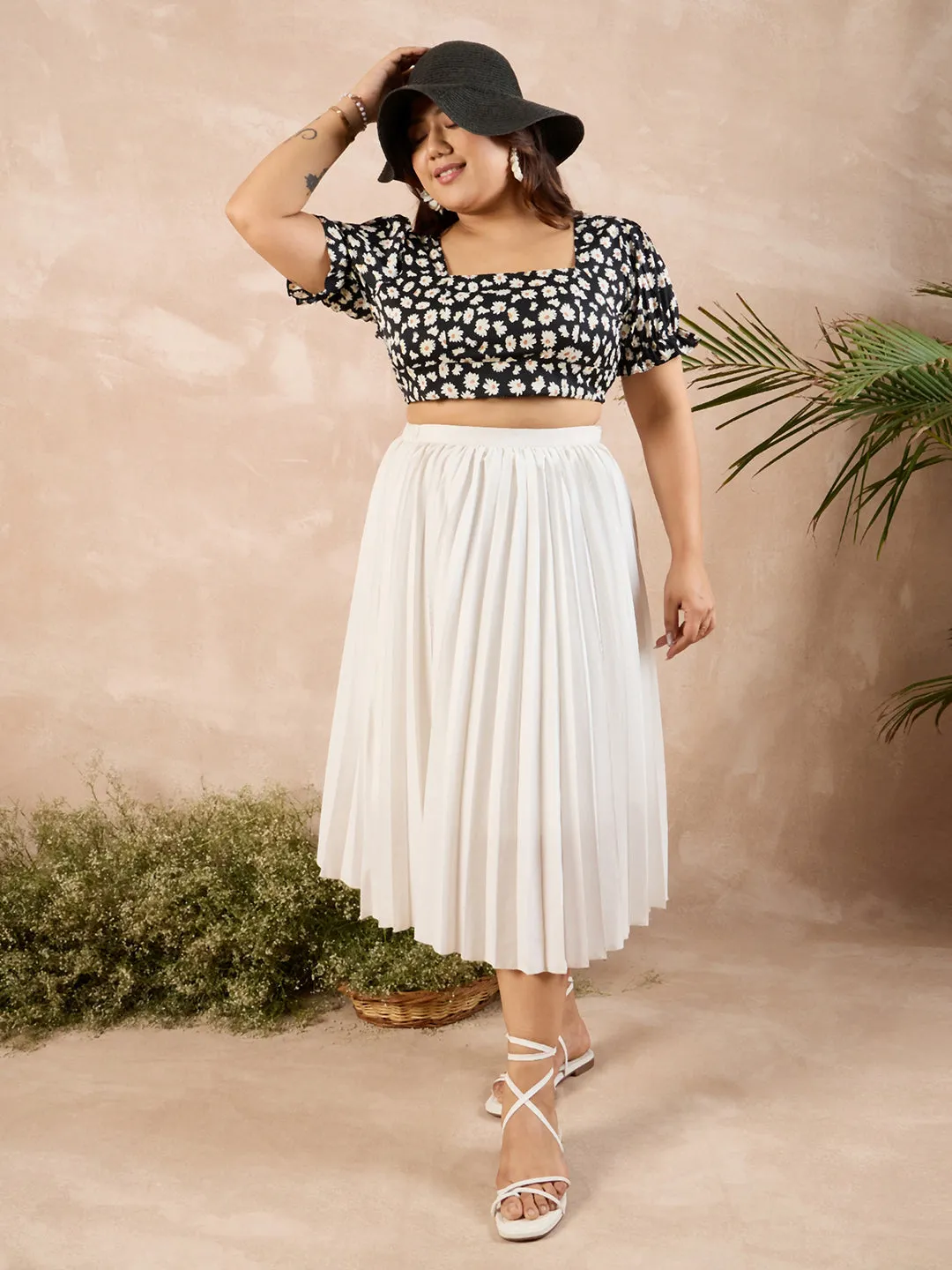 Berrylush Curve Women Black & White Floral Printed Square Neck Puff Sleeves Backless Tie-Up Cropped Top